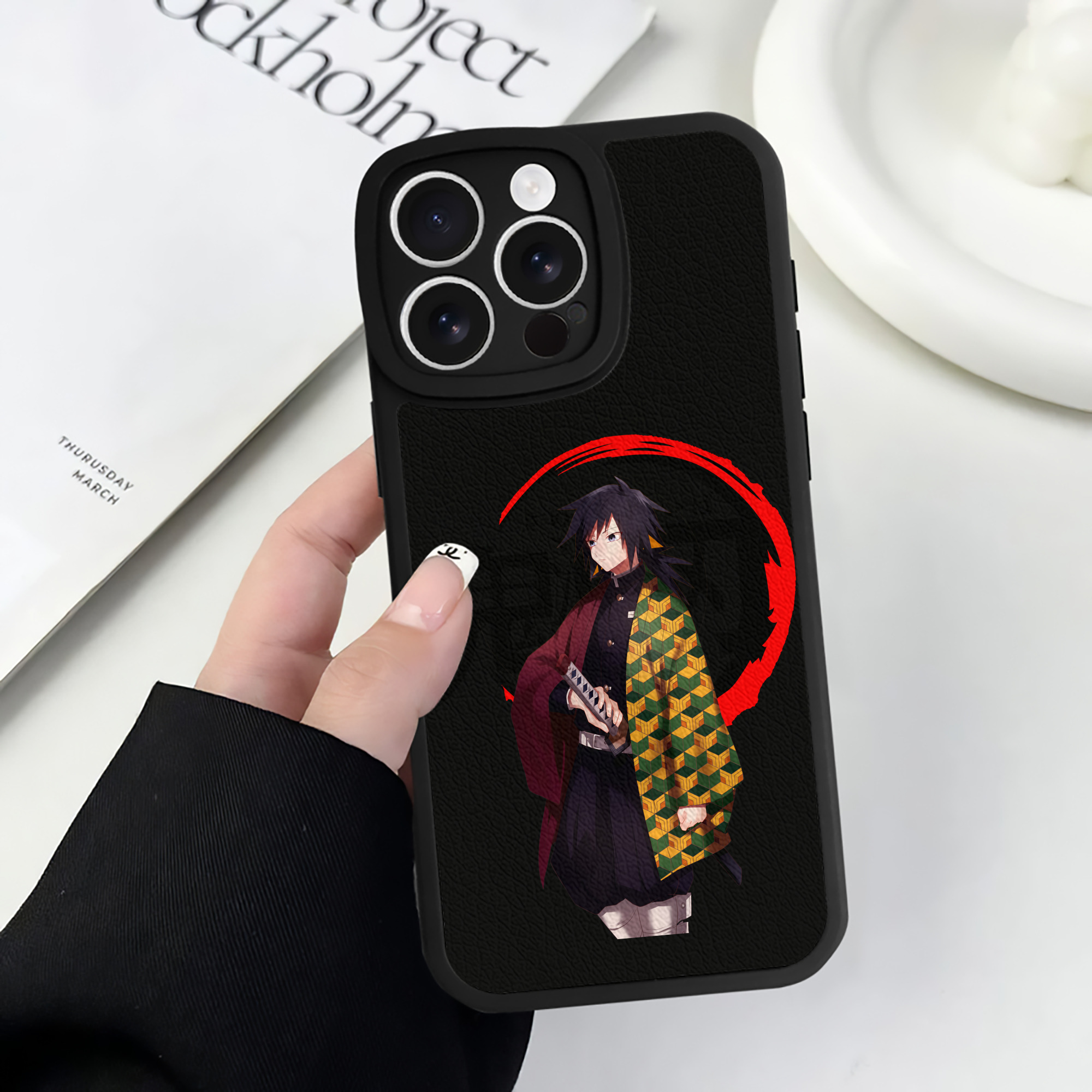 （画像用） 鬼滅の刃（きめつのやいば）水柱-冨岡 義勇／とみおか ぎゆう Tomioka Giyuu 【iPhone 16シリーズ対応】シリコンスマホケース（レザー調） 材質：シリコン